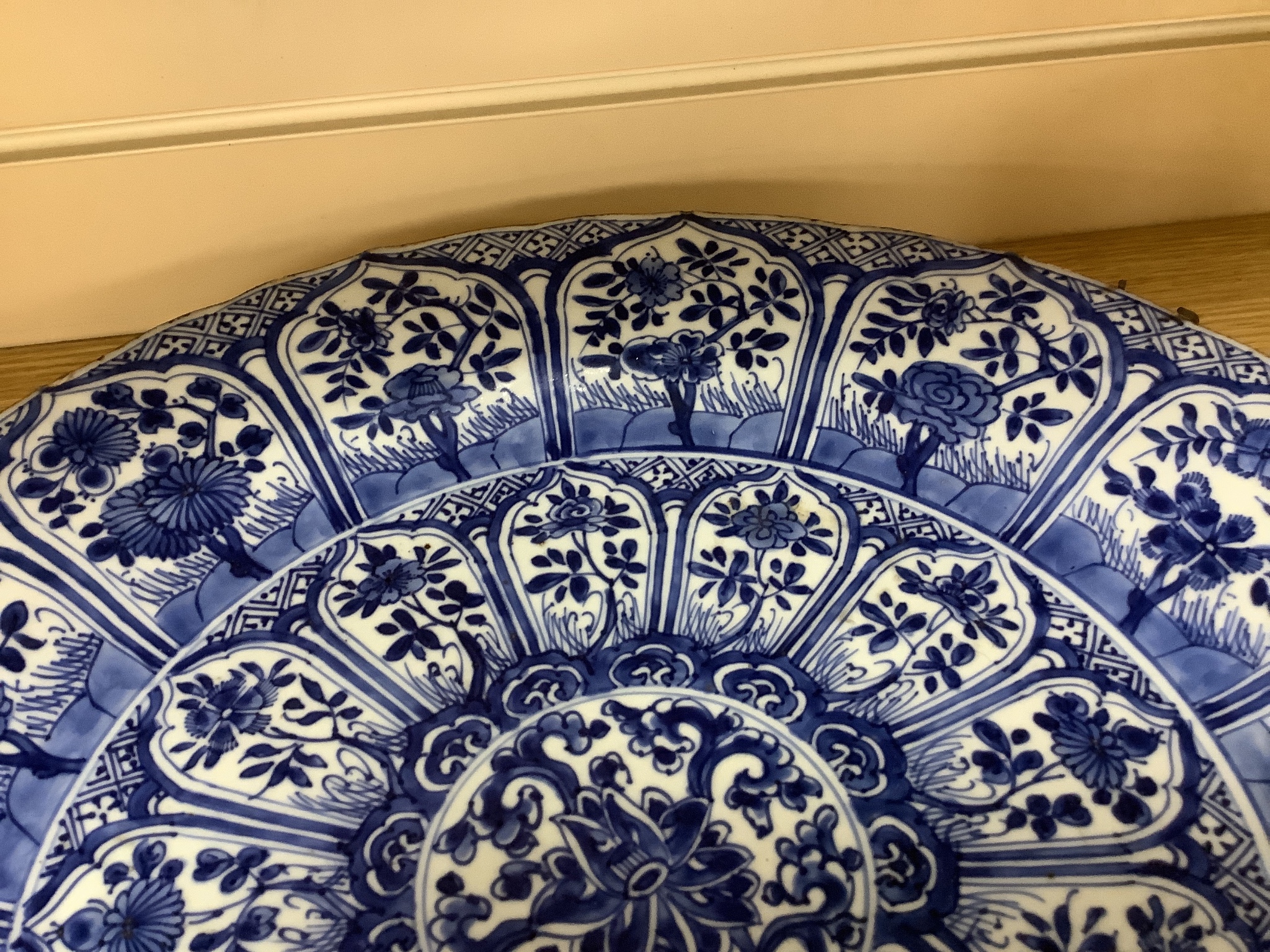 A Chinese Kangxi blue and white charger, 37cm diameter. 38cm